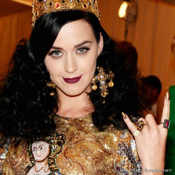Em maio de 2013, para um baile de gala a fantasia em Nova York, Katy apostou no esmalte dourado holográfico